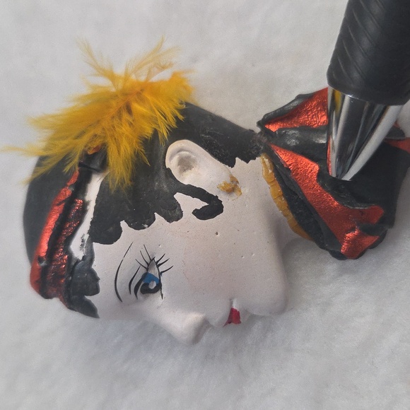 Vintage Decorative Figurine Brooch - Picture 4 of 6